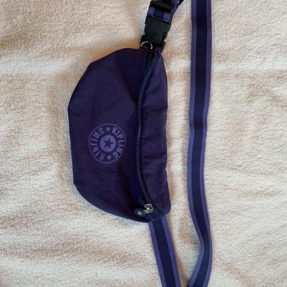 $145 New Kipling nylon purple belt bag, never used - Picture 3 of 6